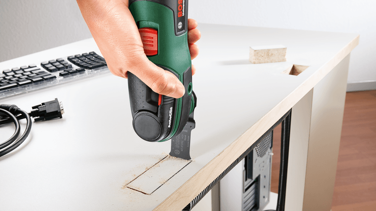 Bosch UniversalMulti 12 Odsecanje uranjanjem drvenih površina poput radnih stolova